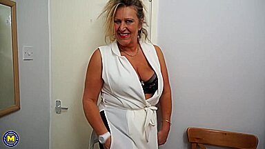 British housewife playing with herself - Misty M.